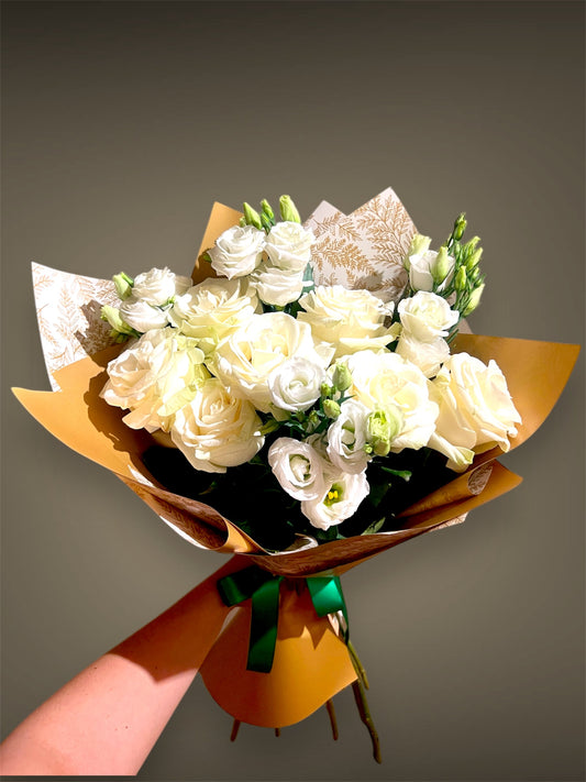 mother's day st valentine's day birthday anniversary wedding engagement flower bouquet white blanc blanche roses lisianthus in love