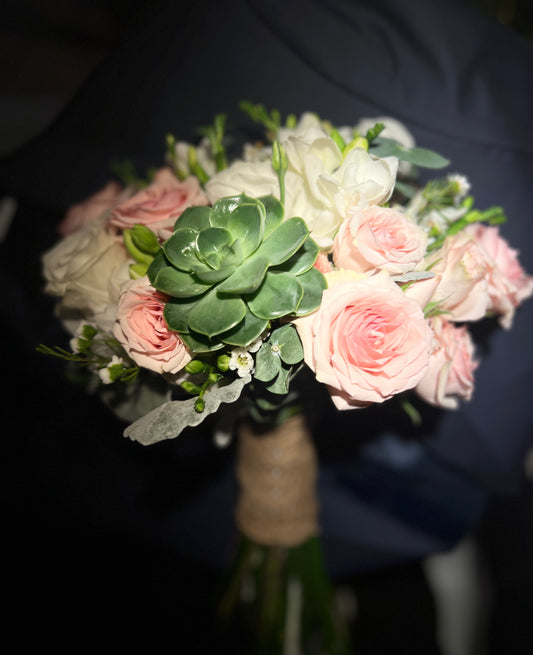 bride bridal bouquet fleurs flowers flower shop  events  bouquet de mariee Livraison de fleurs à Montréal, fleuriste à Montréal, boutique de fleurs en ligne, livraison de fleurs le jour même, fleuriste à Verdun