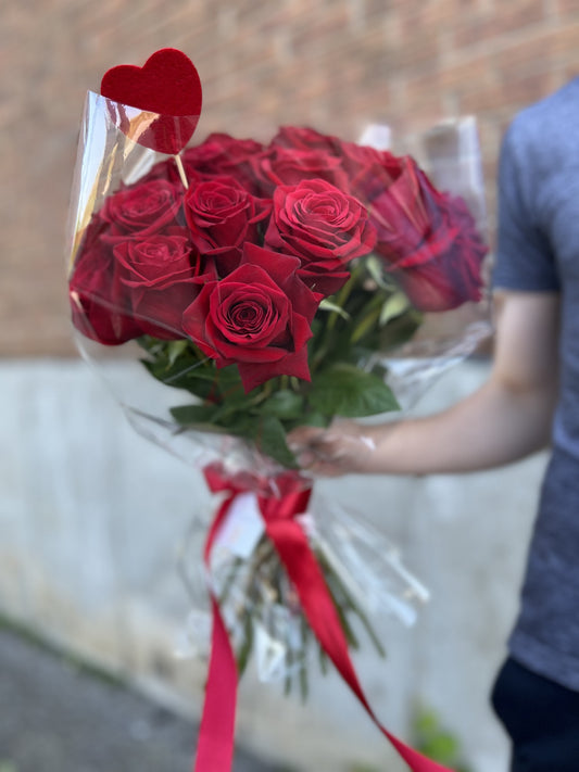 Red roses bouquet for delivery in Montreal