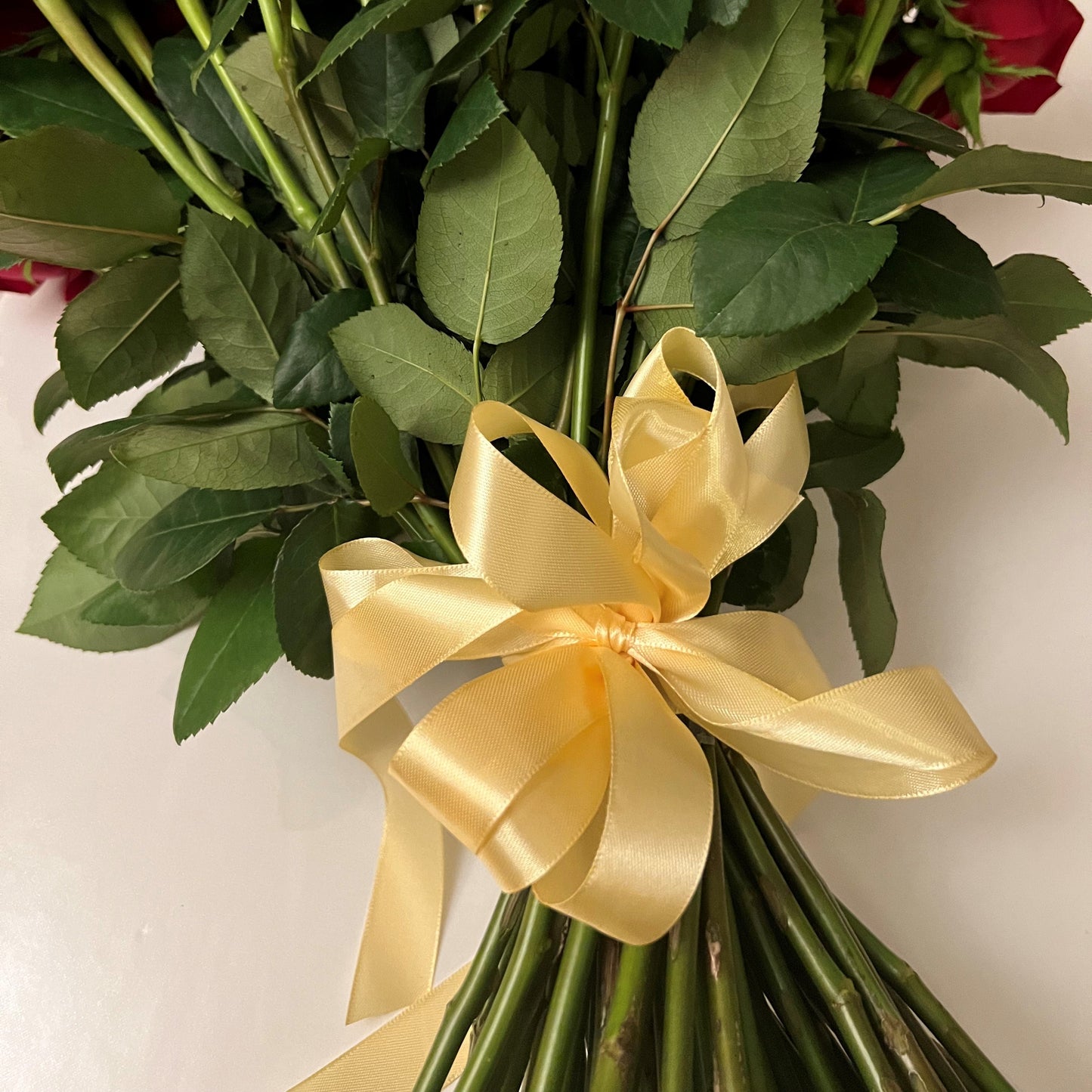 WOW Bouquet of Red Roses - Large bouquet of fresh red roses for same-day flower delivery in Montreal. Perfect gift for her, symbolizing love. Available from your best online flower shop and florist in Montreal and Verdun. Also features fleurs rouges, grand bouquet de fleurs, fleuriste Montréal, and fleuriste Verdun.