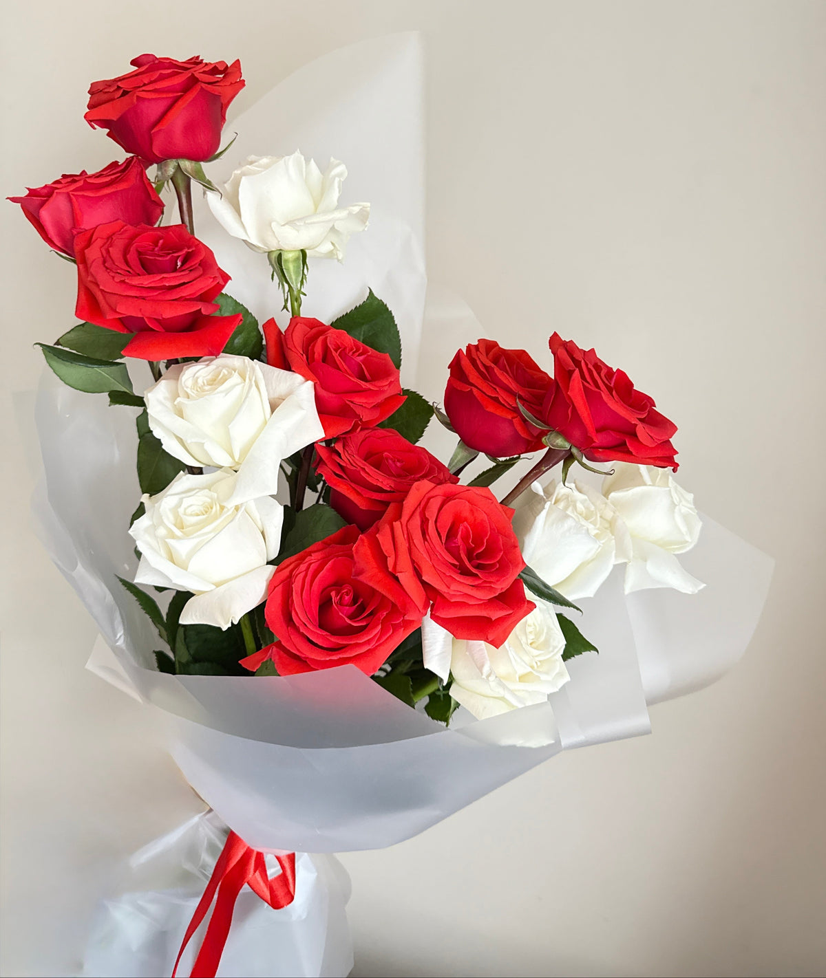 SCARLET — red and white roses bouquet, same-day flower delivery Montreal