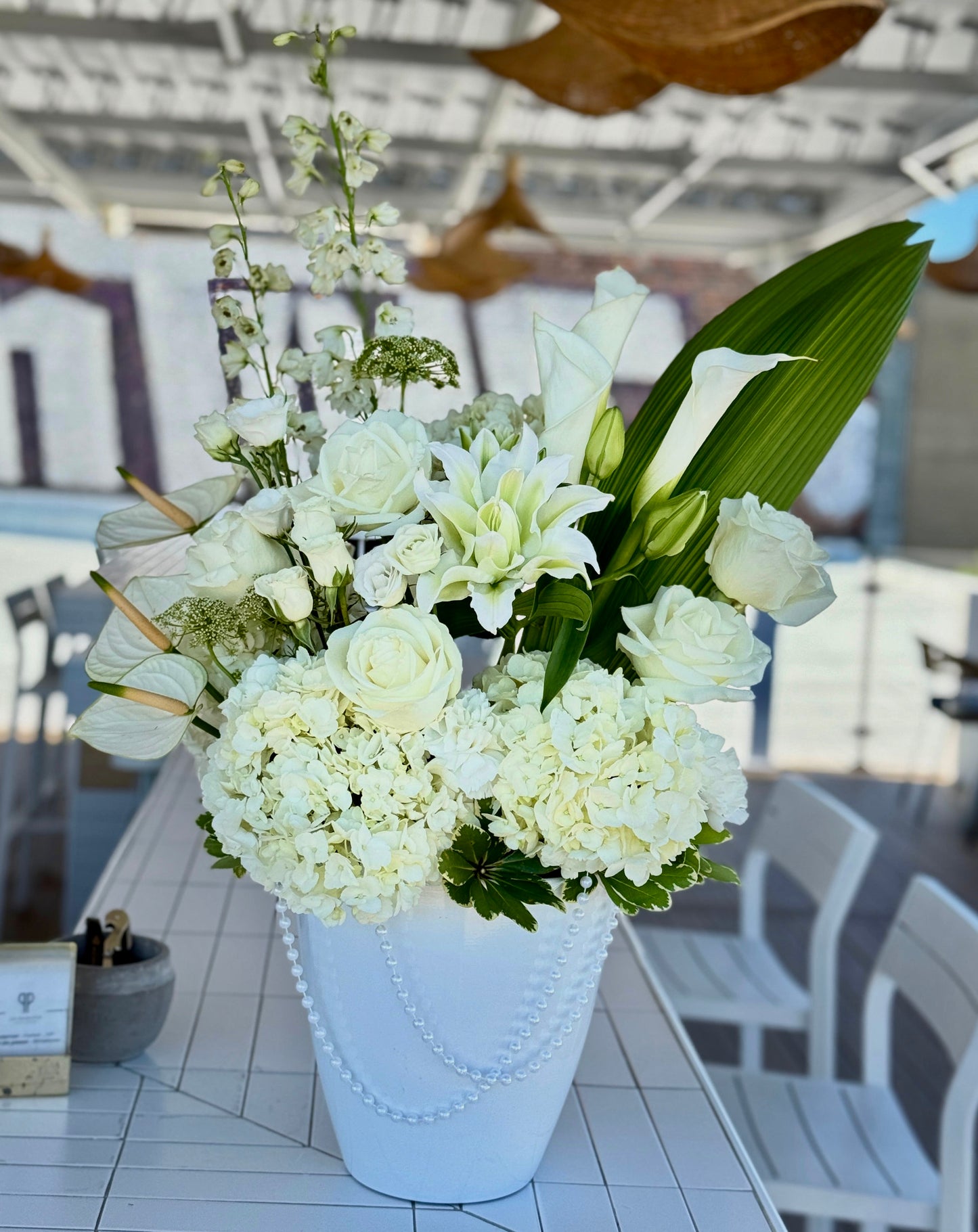 Arrangement in vase white flowers for wedding bar stand entrance bridal wow luxury arangements montreal quebec canada