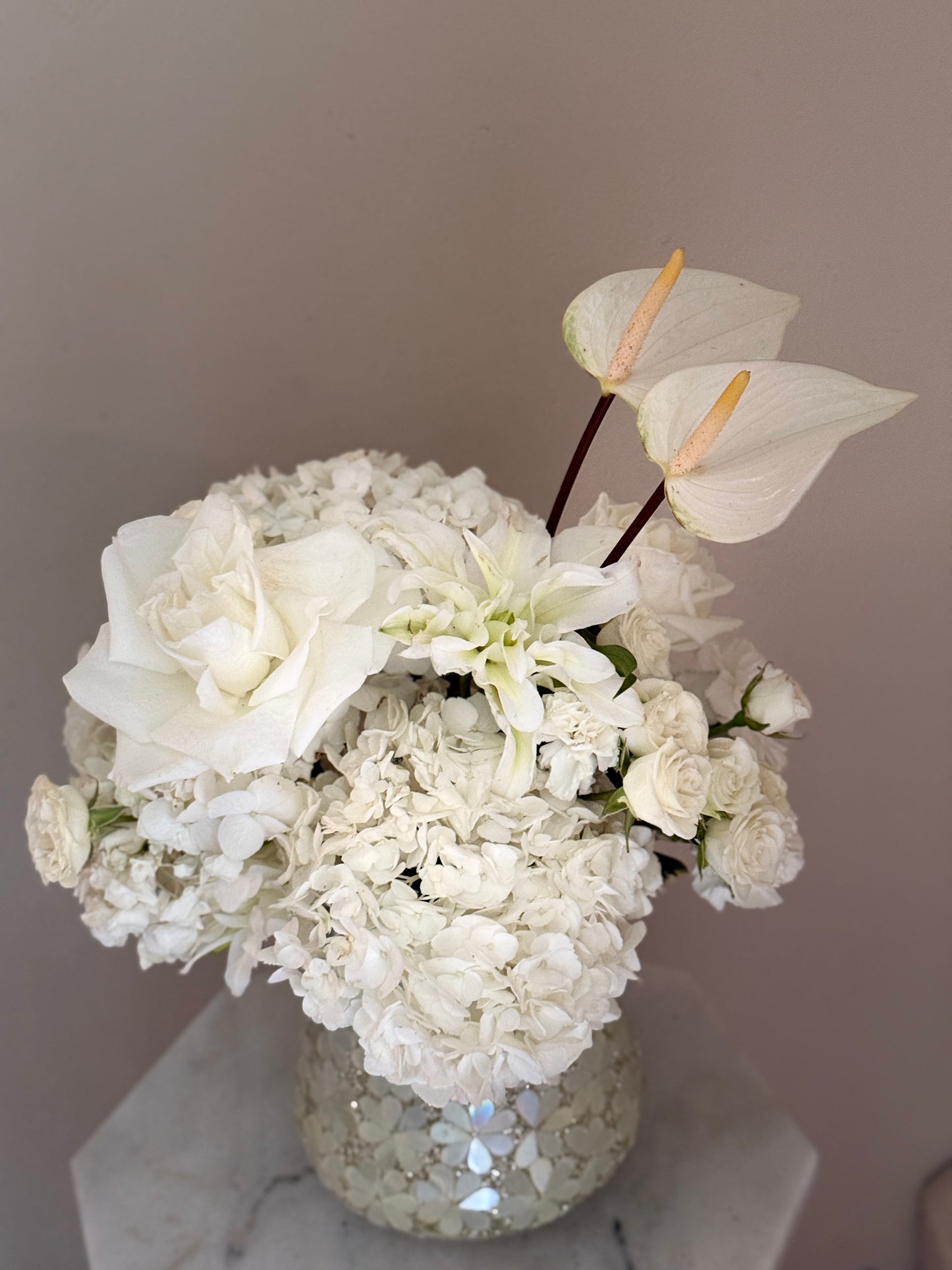 white flower arrangement blanche blanc fleurs livraison delivery roses hydrangea anthurium florist near me fleuriste local ile des soeurs nuns' island verdun montreal westmount griffintown old port downtown longueuil brossard vase