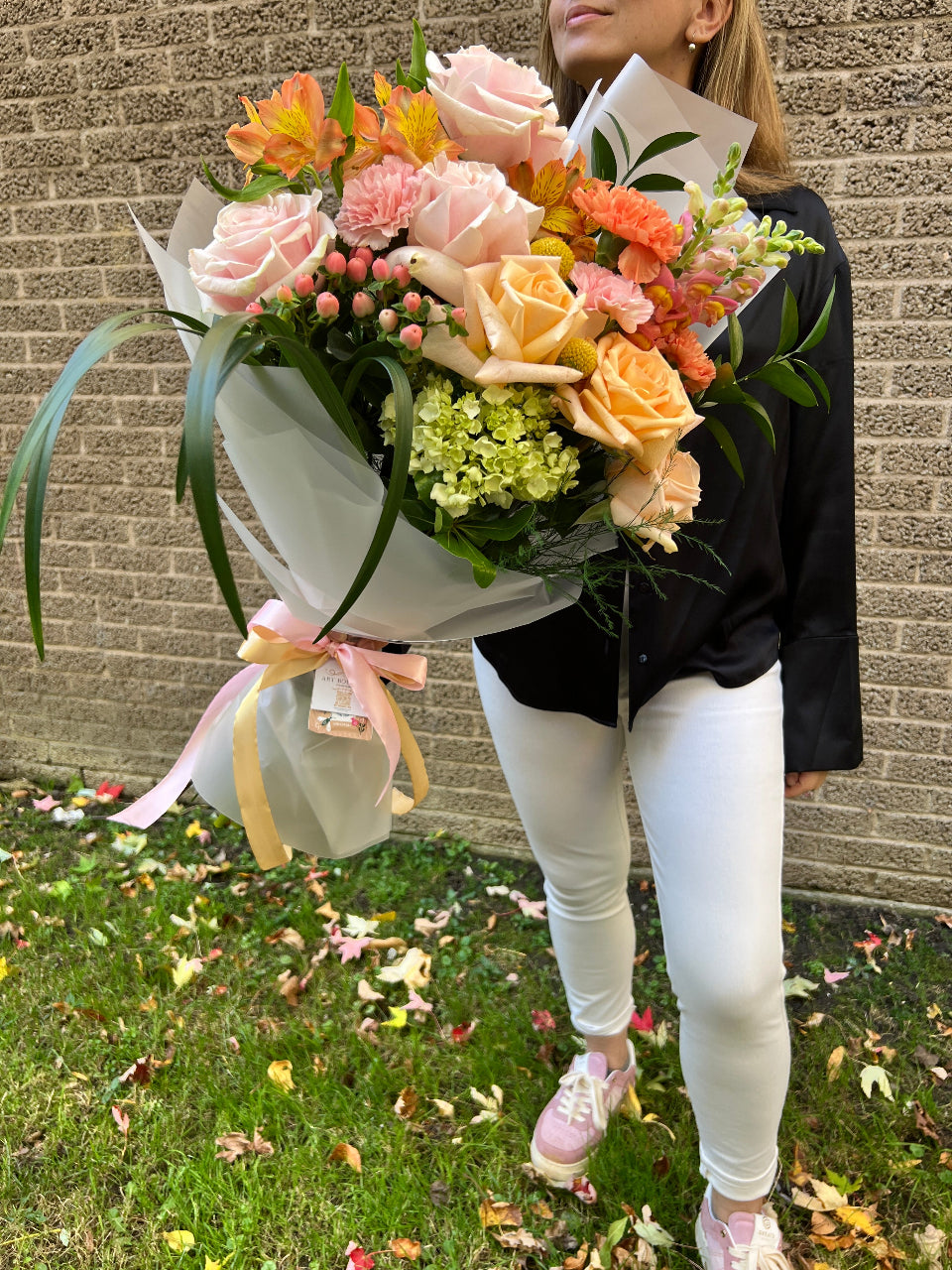 Elegant peach rose, alstroemeria, and hydrangea bouquet — a fragrant, colorful arrangement with soft peach tones and lush blooms. Available for same-day flower delivery in Montreal and Verdun from your trusted local florist.