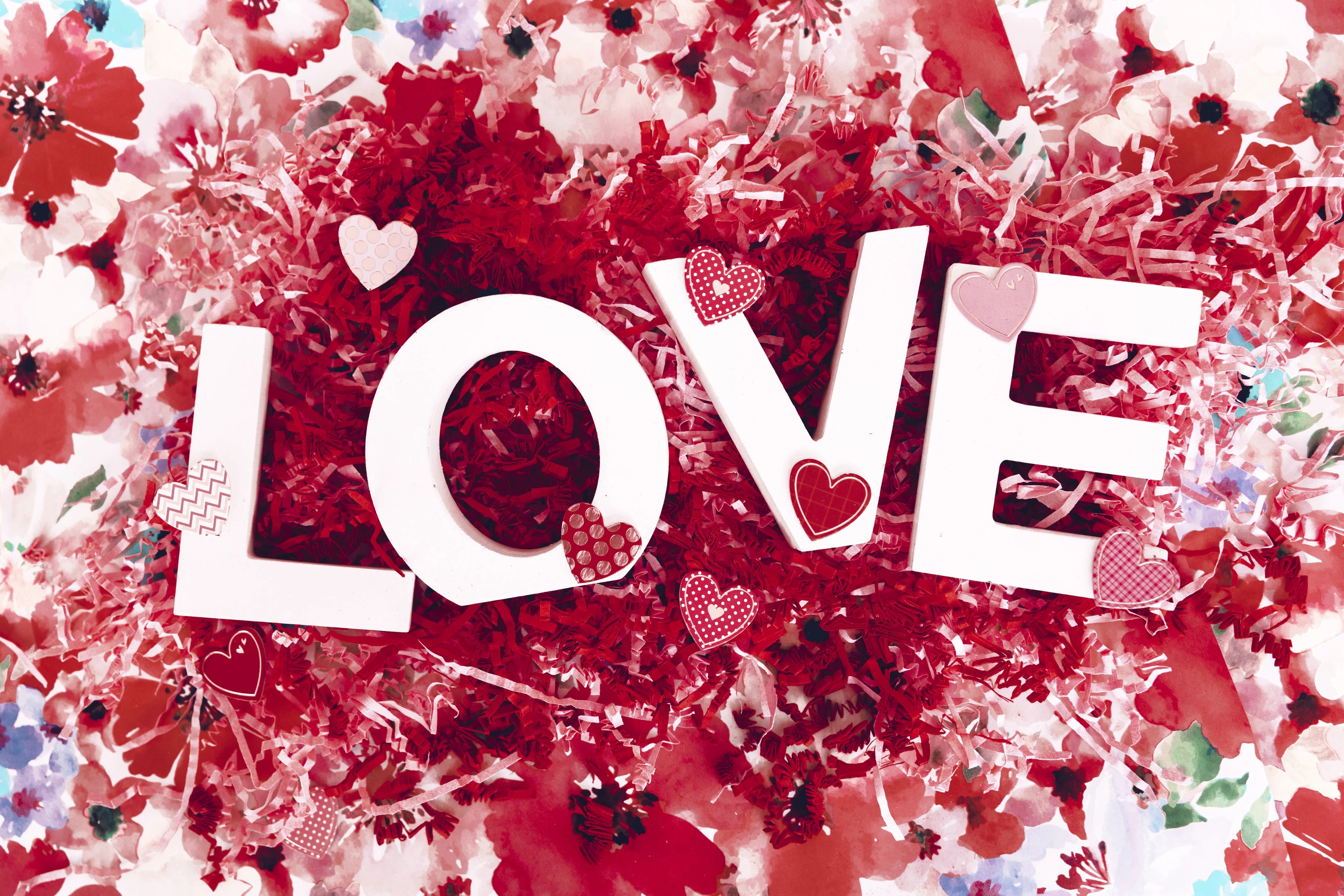 valentine's day luxury gift. Red roses delivered in Montreal. Mtl, 514, send valentine's flowers. Florist near me, Verdun, Montreal, Ile-des-soeurs, westmount, griffintown, le sud-ouest.