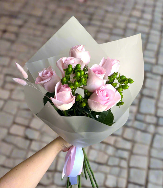 Light Pink Rose Bouquet - Vibrant pink roses for flower delivery in Montreal. Perfect gift for loved ones to show appreciation and affection from your florist Montreal and fleuriste Verdun.