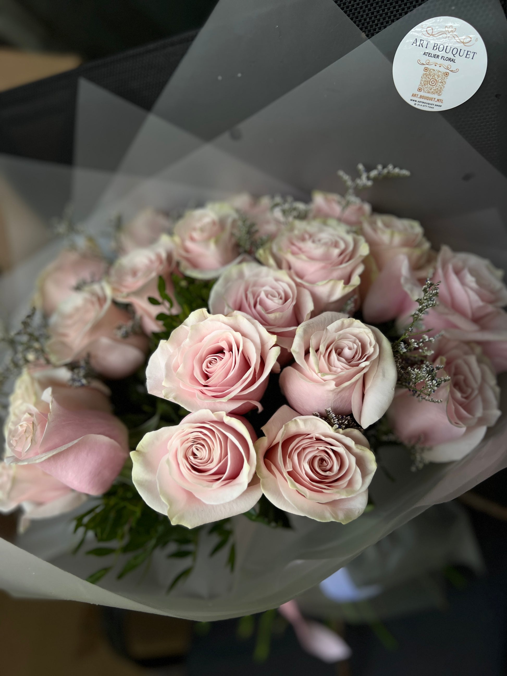 Lush Pink Mondial Roses Bouquet - Romantic pink rose bouquet for flower delivery in Montreal. Perfect gift for her, available from your best online flower shop and florist in Montreal and Verdun. Features fleurs roses, blush bouquet, and same-day flower delivery Montreal.