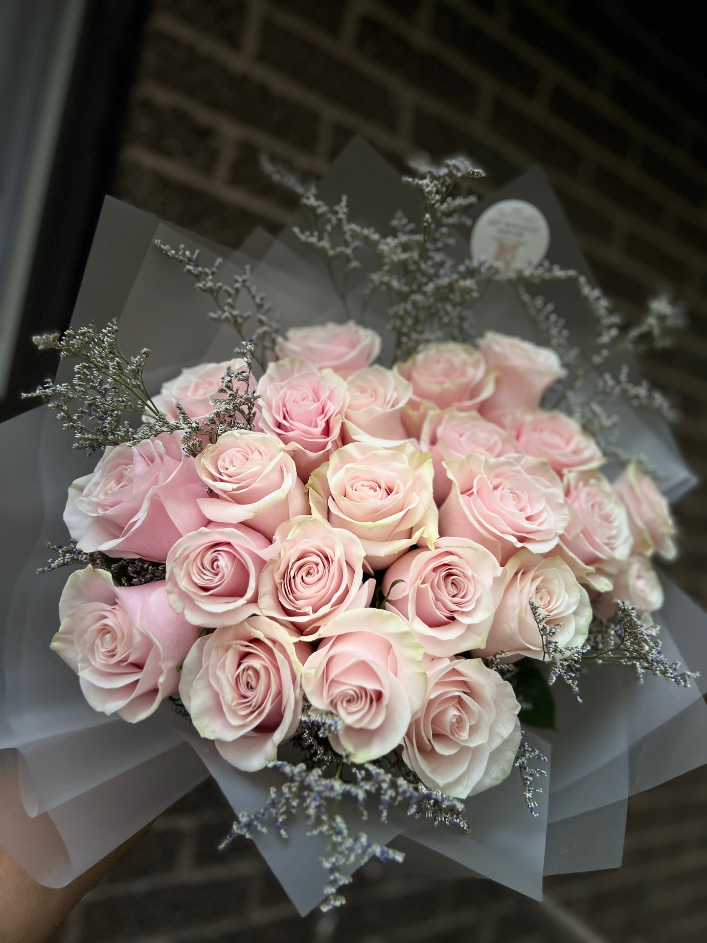 Lush Pink Mondial Roses Bouquet - Romantic pink rose bouquet for flower delivery in Montreal. Perfect gift for her, available from your best online flower shop and florist in Montreal and Verdun. Features fleurs roses, blush bouquet, and same-day flower delivery Montreal.