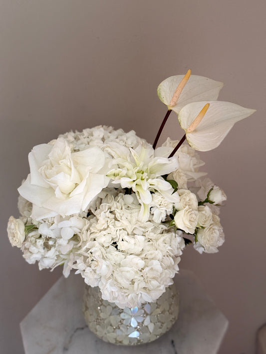 white flower arrangement blanche blanc fleurs livraison delivery roses hydrangea anthurium  florist near me fleuriste local ile des soeurs nuns' island verdun montreal westmount griffintown old port downtown longueuil brossard vase 
